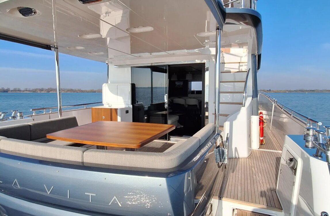 Azimut 66 2022 en charter — Cancún