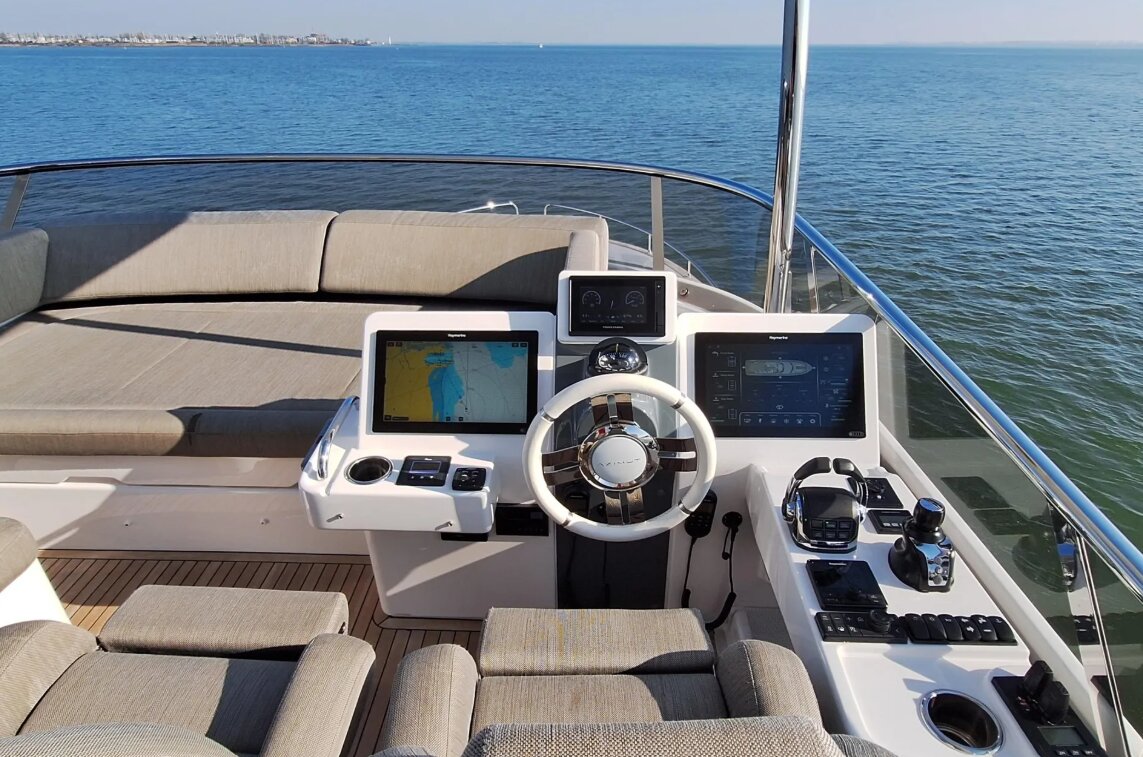Azimut 66 2022 en charter — Cancún