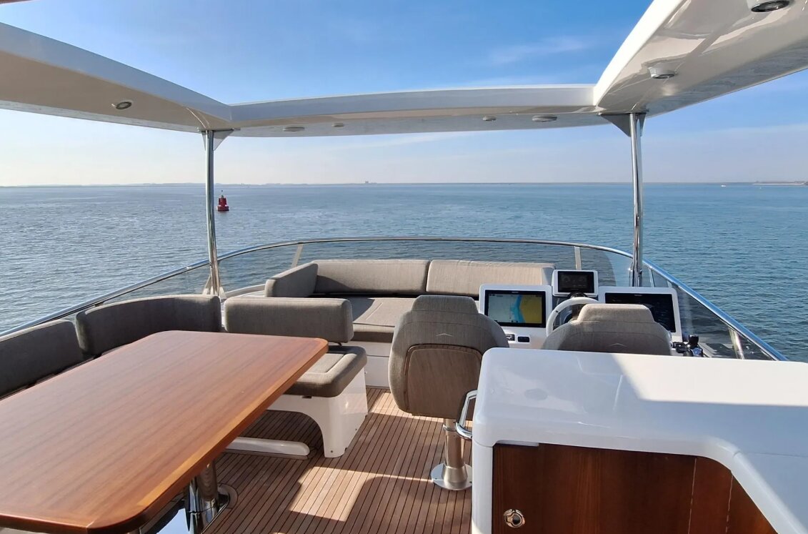 Azimut 66 2022 en charter — Cancún